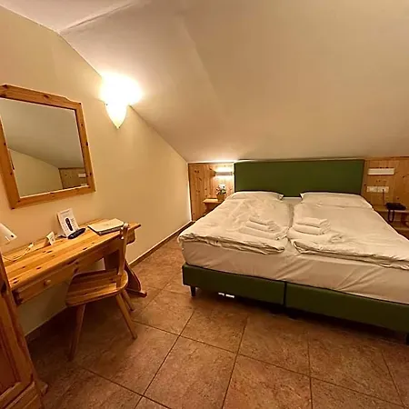 Trieste فندق تارفيسيو